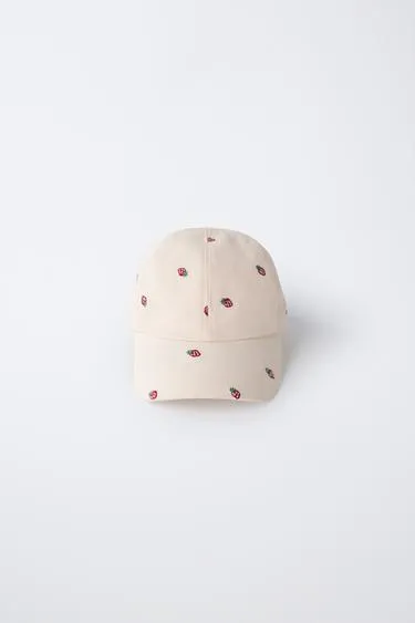 Кепка с вышивкой «клубника»