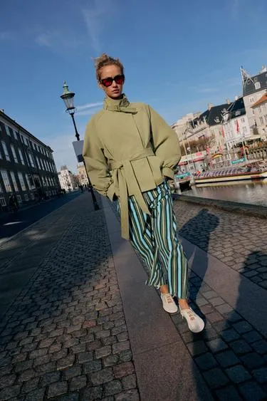 Куртка с воротником-стойкой и ремнем- Заказать в России