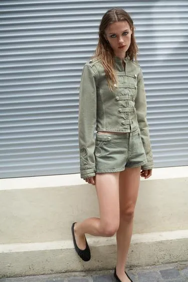 Приталенный жакет с пуговицами- Заказать в России