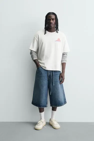 Футболка с контрастными принтами и вышивкой- Заказать в России