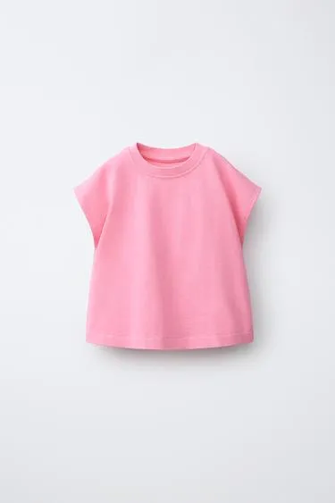 Однотонная футболка с нашивкой