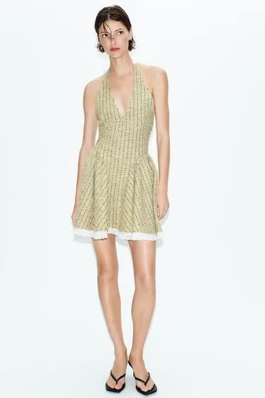 Платье из рельефной ткани с горловиной халтер