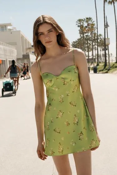 Атласное мини-платье с цветочным принтом- Заказать в России