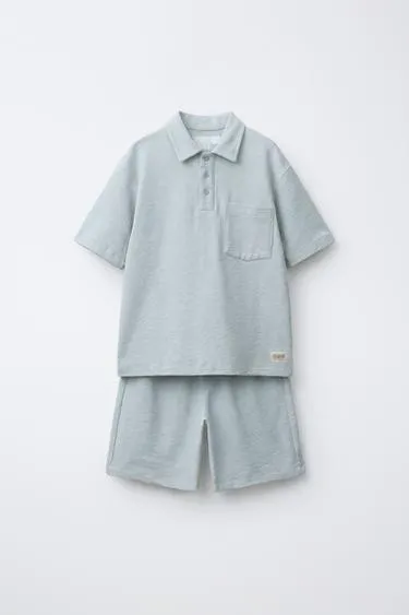 Комплект из рубашки-поло и шорт-бермуд из грубой ткани с нашивкой- Заказать в России