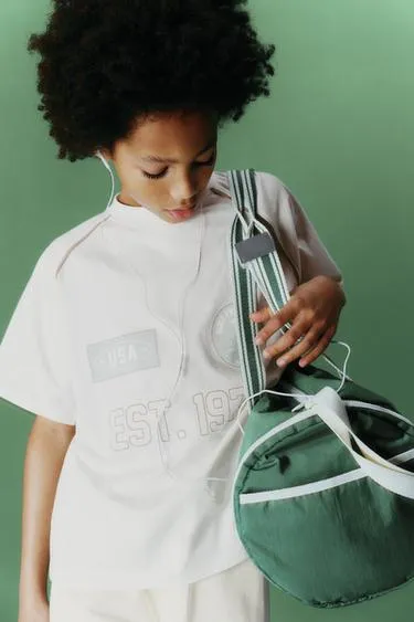 Футболка с рукавами реглан и надписью- Заказать в России