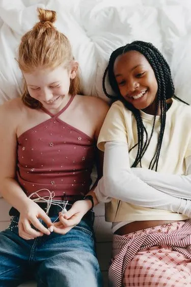 Топ с горловиной халтер и заклепками- Заказать в России