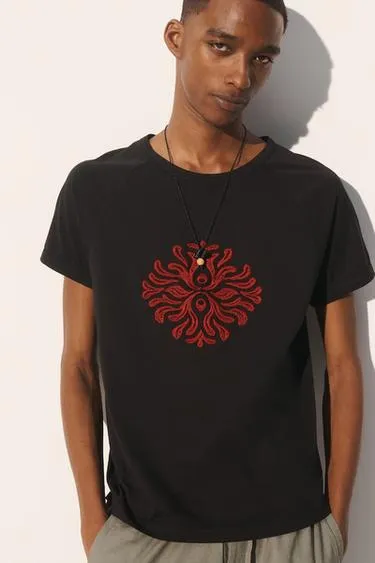 Футболка с красным вышитым узором в свободном крое