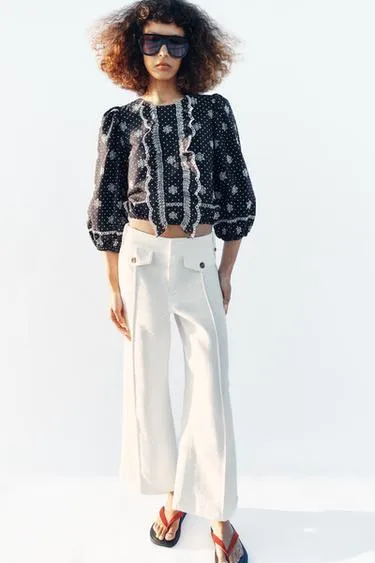 Блуза в горошек с перфорированной вышивкой