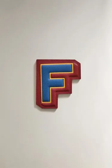 Значок из кожи с буквой f- Заказать в России
