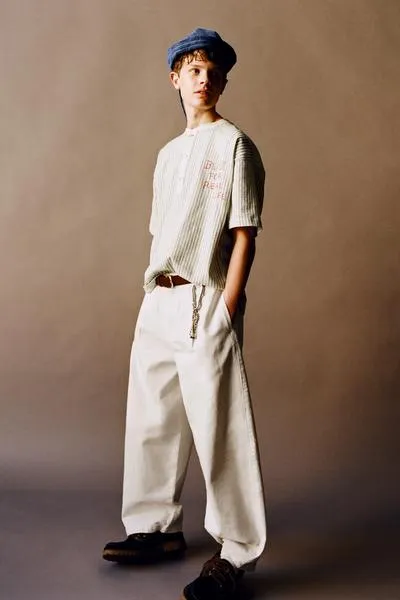 Футболка в полоску с нашивкой