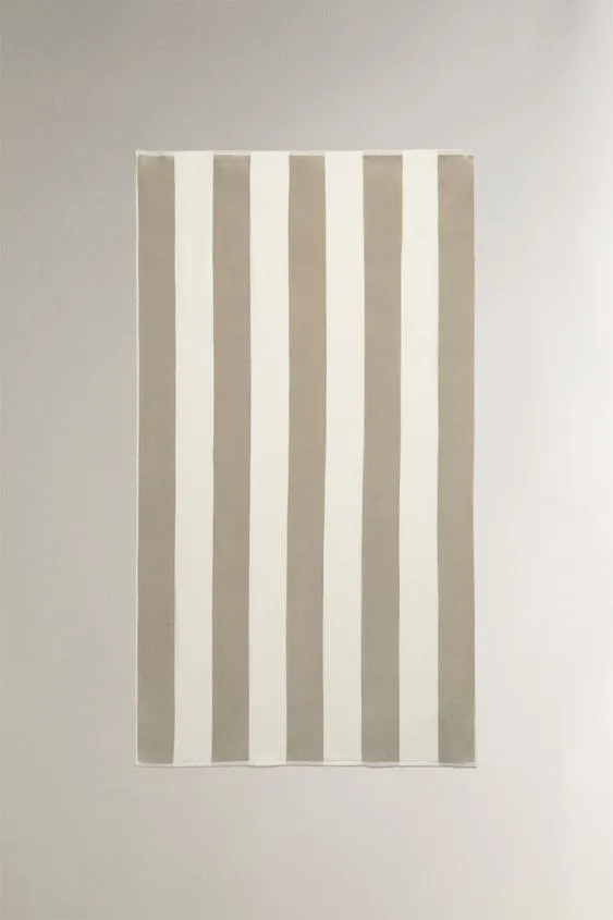 Полосатое пляжное полотенце