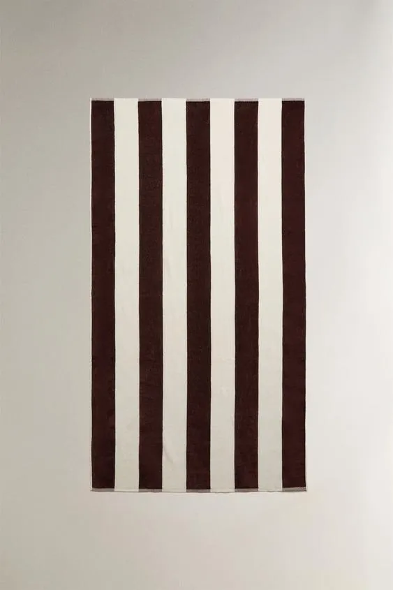 Полосатое пляжное полотенце