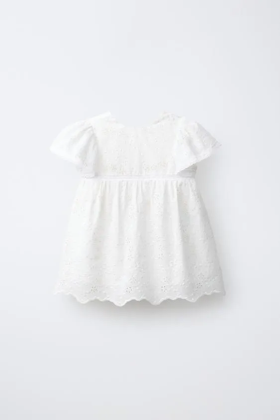 Платье с вышитыми цветами