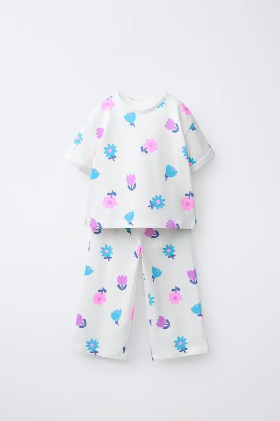 Комплект из футболки и брюк-джоггеров с принтом- Заказать в России