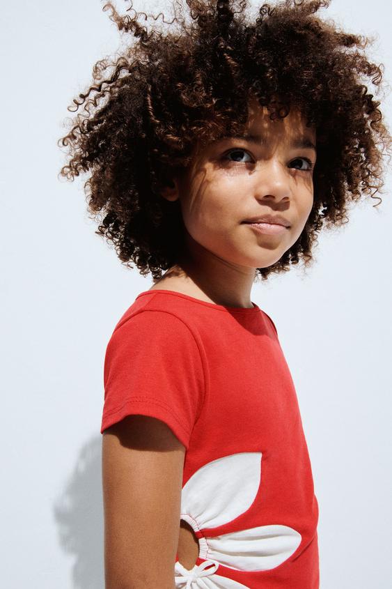 Футболка с цветочным принтом и вырезами