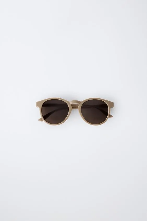 Солнцезащитные очки в тонкой оправе