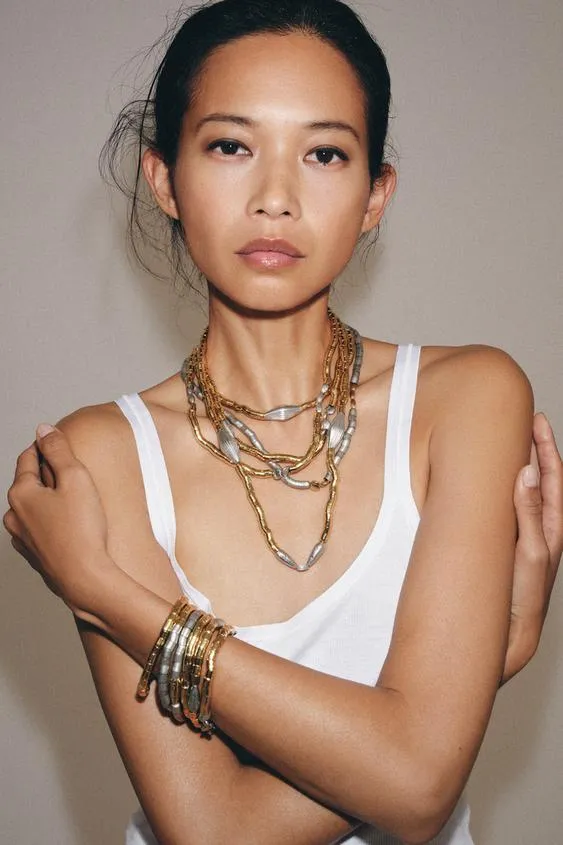 Ожерелье с контрастными металлическими деталями