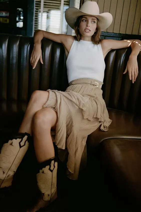 Платье с ремнем и воланами