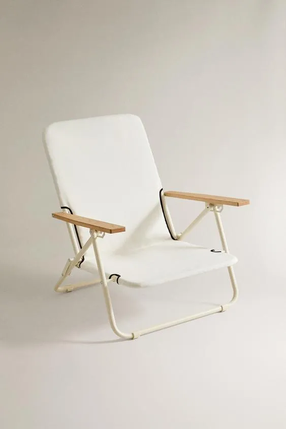 Складное пляжное кресло с деревянными подлокотниками