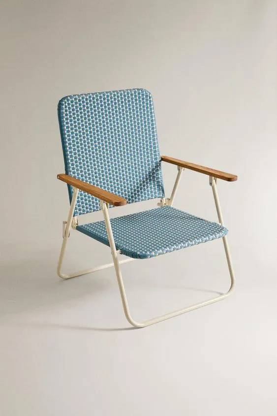 Пляжное кресло с деревянными подлокотниками