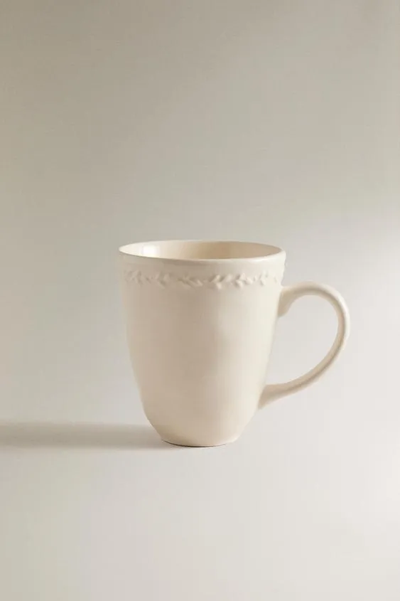 Фаянсовая кружка с узором по краю