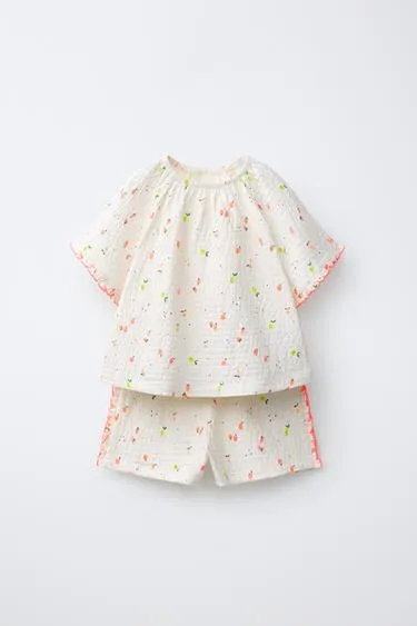 Комплект из футболки и шортов с принтом