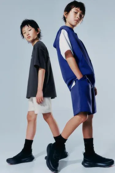 Спортивные шорты-бермуды с логотипом- Заказать в России