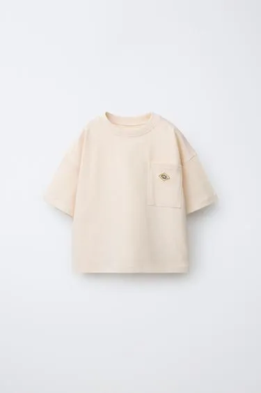 Футболка с нашивкой и карманом