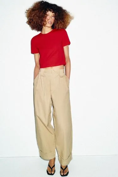 Укороченная футболка с короткими рукавами