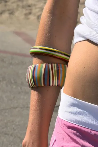 Набор из двух браслетов в полоску из смолы- Заказать в России