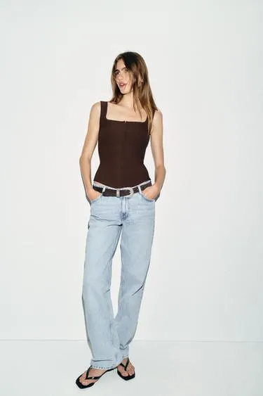 Трикотажный топ в бельевом стиле