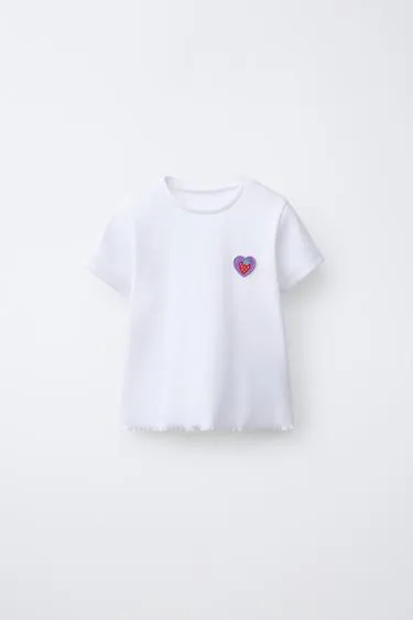 Футболка в рубчик с нашивкой