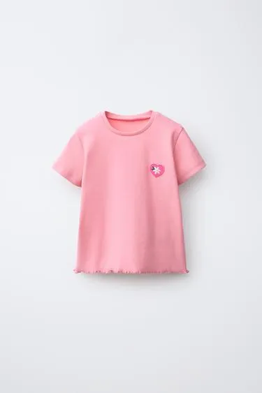 Футболка в рубчик с нашивкой