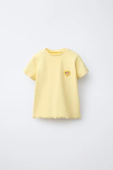 Футболка в рубчик с нашивкой