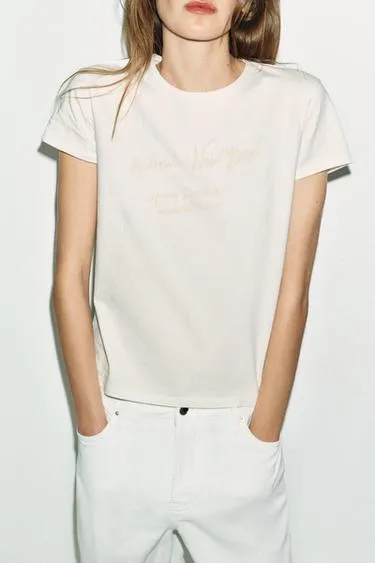 Футболка с надписью и короткими рукавами