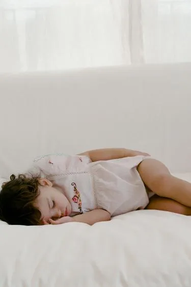 Комбинезон с вышитым цветком- Заказать в России