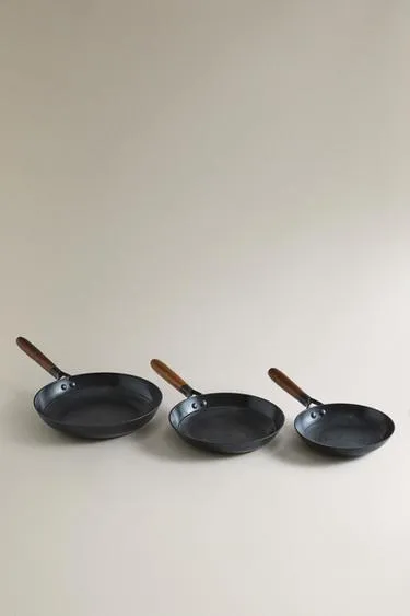 Чугунная сковорода с ручкой из акации- Заказать в России