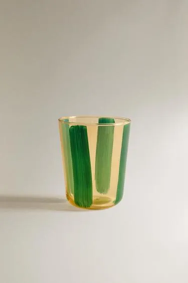 Стакан из стекла с полосатым узором