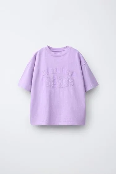 Футболка с рельефной надписью