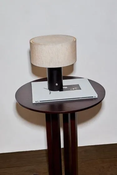 Небольшая беспроводная настольная лампа из льна и дерева- Заказать в России