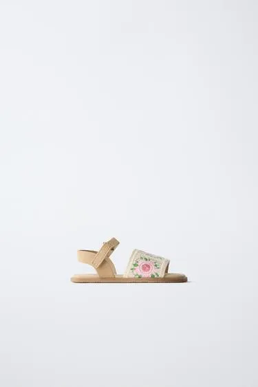 Сандалии с крючком и без каблука