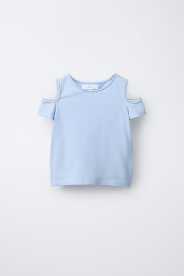 Футболка с вырезами и бусинами