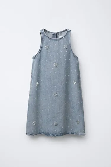 Джинсовое платье с жемчугом