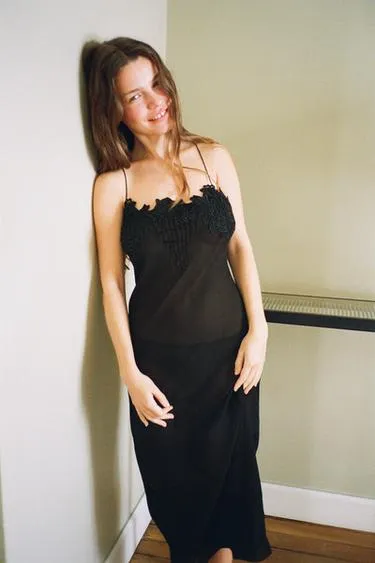 Платье миди из жоржета с вышивкой