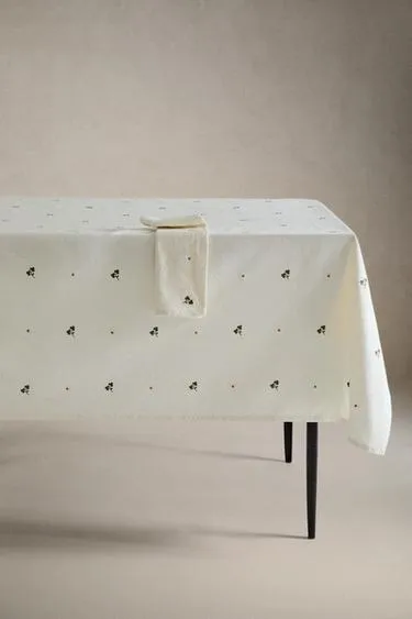 Скатерть с вышитыми клеверами и ромашками- Заказать в России