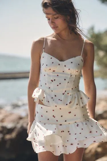 Атласный топ с воланами и принтом клубники- Заказать в России