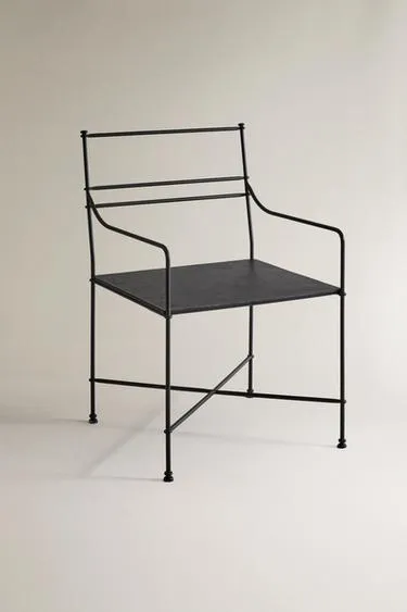 Кресло с подлокотниками с элементами кованого металла