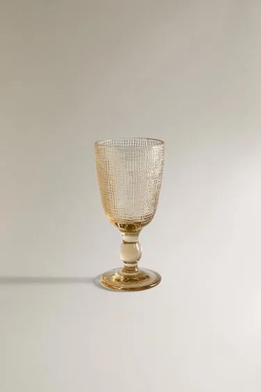 Бокал с рельефным узором (вино)