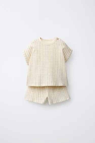 Комплект из футболки и шортов в клетку- Заказать в России