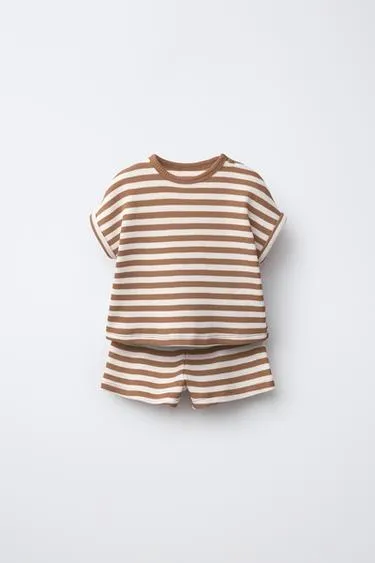 Комплект: футболка с полосками из вафельного трикотажа и шорты бермуды- Заказать в России